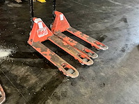 2017 toyota lhm230 hand hydraulische palletwagen (2x) - afbeelding 2 van  5