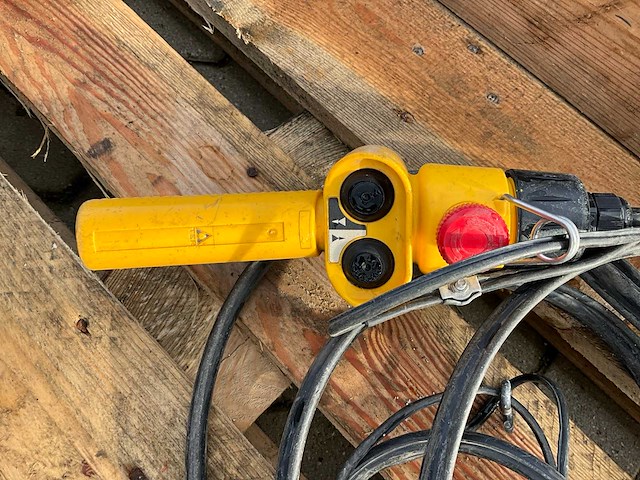 2017 yale cpvf 10.8 elektrische kettingtakel - afbeelding 2 van  9