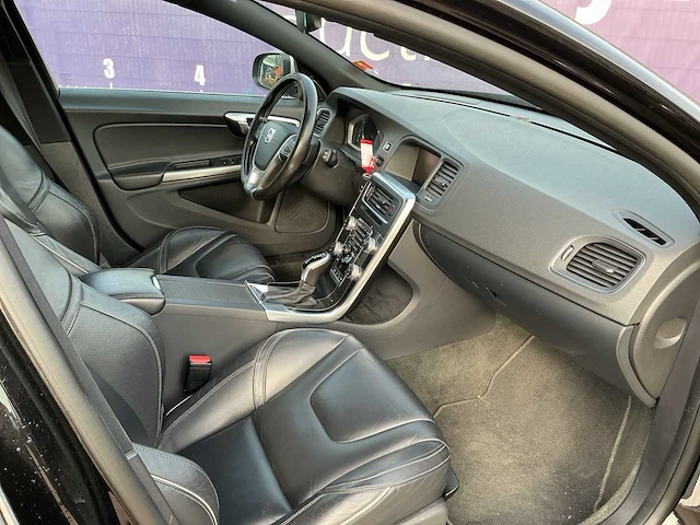 2018 - volvo - v60 - 2.0 d4 bus. sport - personenauto - afbeelding 19 van  21
