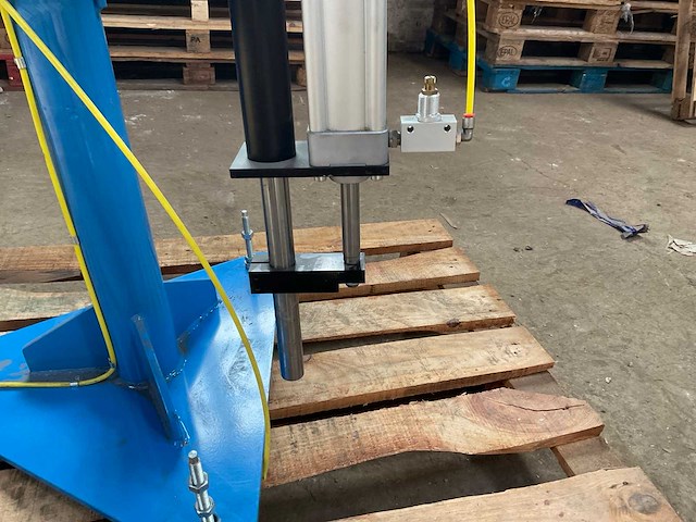 2018 aluro cnc d95-20ta.00 pneumatische aluminium profiel ponsmachine - afbeelding 2 van  2