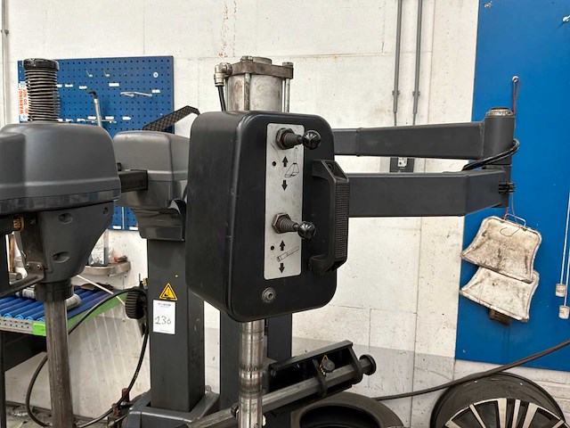 2018 bosch tce 4430 banden de-en montageapparaat met hulparm - afbeelding 10 van  10