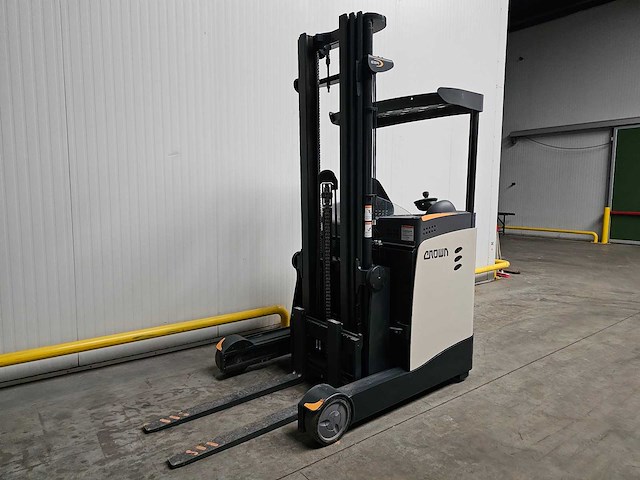 2018 crown esr 5240-14 reachtruck - afbeelding 1 van  24