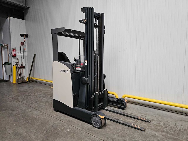 2018 crown esr 5240-14 reachtruck - afbeelding 6 van  24