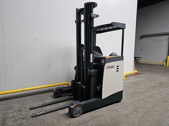 2018 crown esr 5240-14 reachtruck - afbeelding 1 van  26