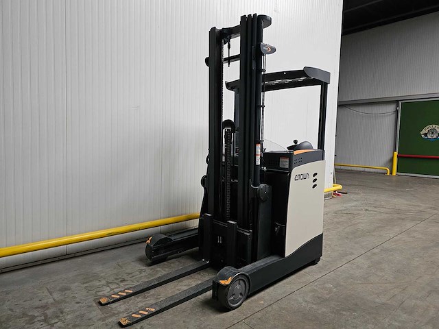 2018 crown esr 5240-14 reachtruck - afbeelding 1 van  27