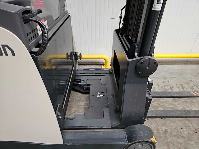 2018 crown esr 5240-14 reachtruck - afbeelding 20 van  27