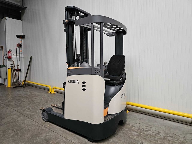 2018 crown esr 5240-14 reachtruck - afbeelding 3 van  27