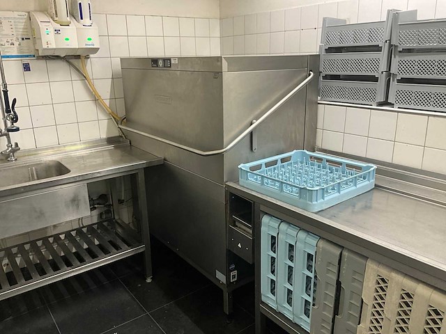 2018 hobart premax aupt-10a vaatwasmachine met aan en afvoertafel - afbeelding 11 van  16