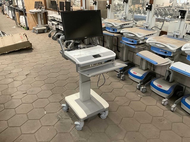 2018 humanscale hospital cart computer monitor - afbeelding 1 van  10