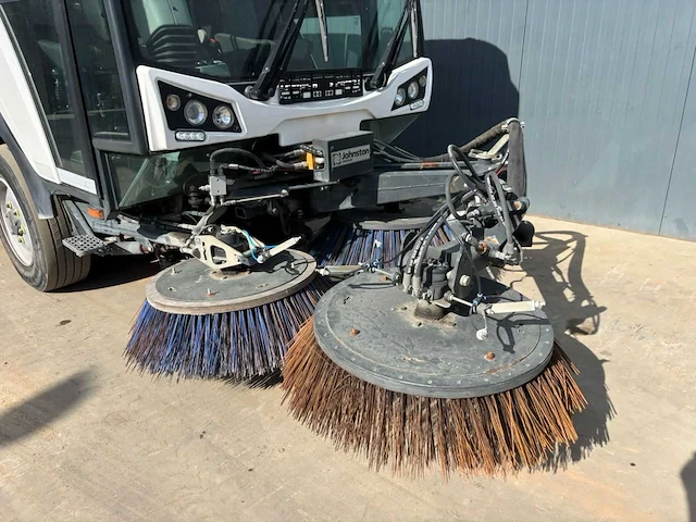 2018 johnston c401 cx straatveegmachine – 2.649 uur – euro 6 – 80 km/u – 4ws – 3 borstels - afbeelding 2 van  33