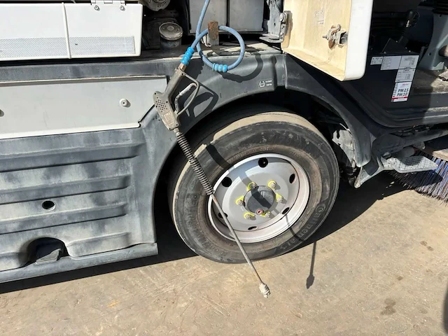2018 johnston c401 cx straatveegmachine – 2.649 uur – euro 6 – 80 km/u – 4ws – 3 borstels - afbeelding 4 van  33