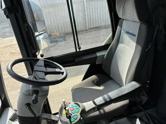 2018 johnston c401 cx straatveegmachine – 2.649 uur – euro 6 – 80 km/u – 4ws – 3 borstels - afbeelding 31 van  33