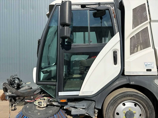 2018 johnston c401 cx straatveegmachine – 2.649 uur – euro 6 – 80 km/u – 4ws – 3 borstels - afbeelding 32 van  33