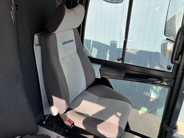 2018 johnston c401 cx straatveegmachine – 2.649 uur – euro 6 – 80 km/u – 4ws – 3 borstels - afbeelding 13 van  33