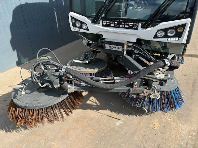 2018 johnston c401 cx straatveegmachine – 2.649 uur – euro 6 – 80 km/u – 4ws – 3 borstels - afbeelding 26 van  33