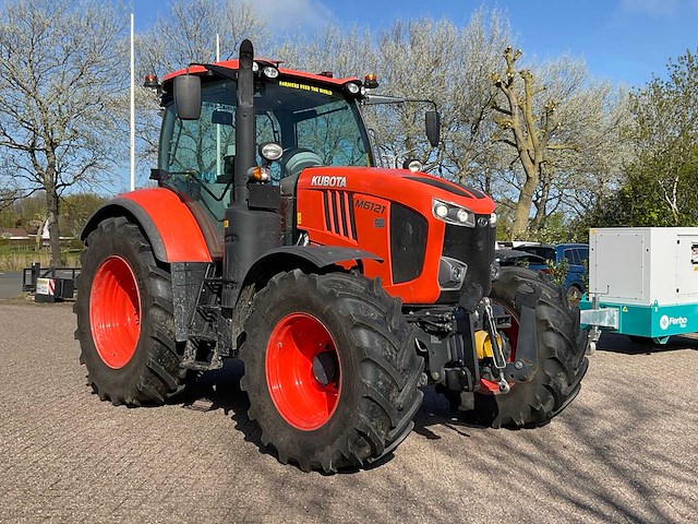 2018 kubota m6121 vierwielaangedreven landbouwtractor - afbeelding 1 van  21