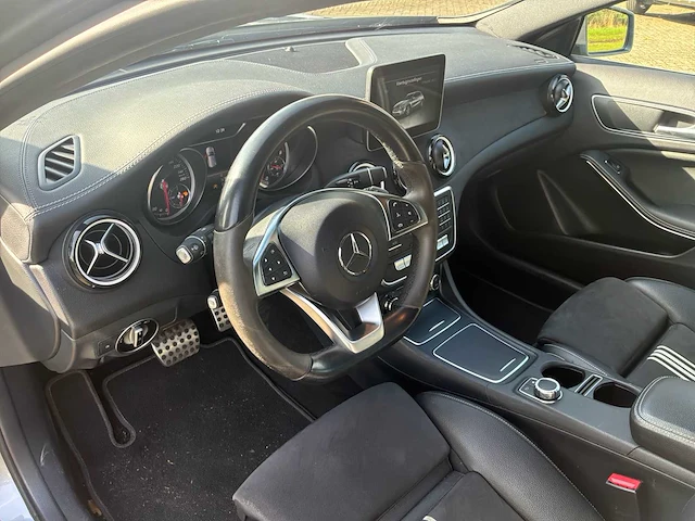 2018 mercedes-benz gla-klasse 180 personenauto - afbeelding 19 van  42