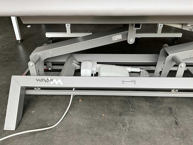 2018 novak tmc3 massagetafel / behandeltafel (elektrisch) - afbeelding 4 van  5
