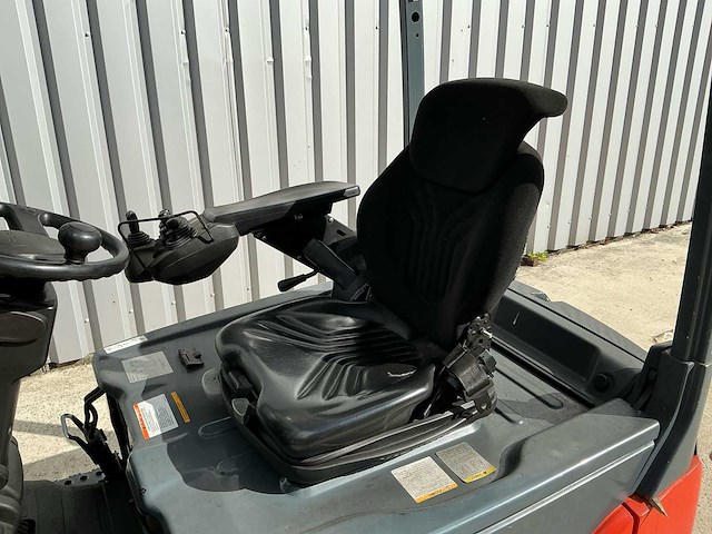 2018 toyota 8fbe16t traigo 16 elektrische vorkheftruck met acculader - afbeelding 17 van  21