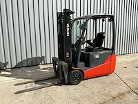 2018 toyota 8fbe16t traigo 16 elektrische vorkheftruck met acculader - afbeelding 1 van  21