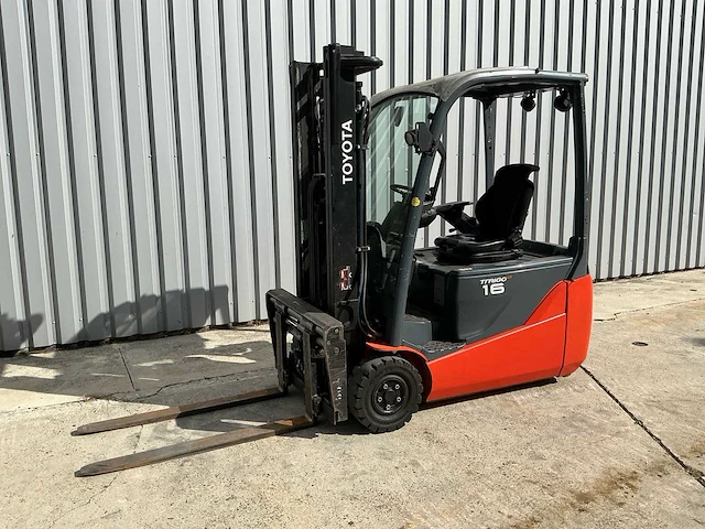 2018 toyota 8fbe16t traigo 16 elektrische vorkheftruck met acculader - afbeelding 1 van  21