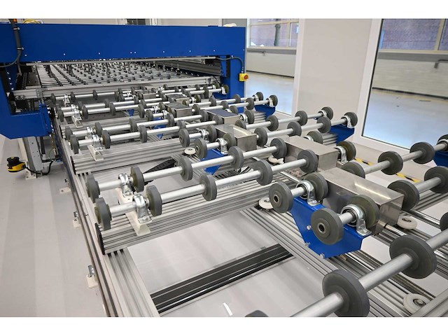 2019 benteler layup glas assembly unit met conveyor en batch conveyor ball roller table for glas loading (c) - afbeelding 4 van  23