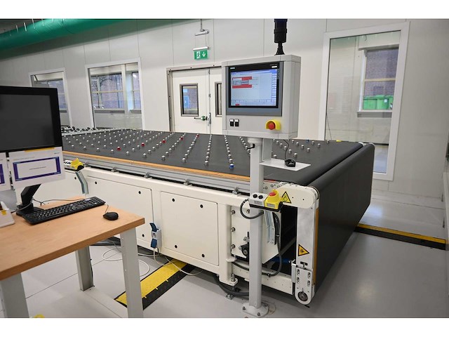 2019 benteler layup glas assembly unit met conveyor en batch conveyor ball roller table for glas loading (c) - afbeelding 7 van  23