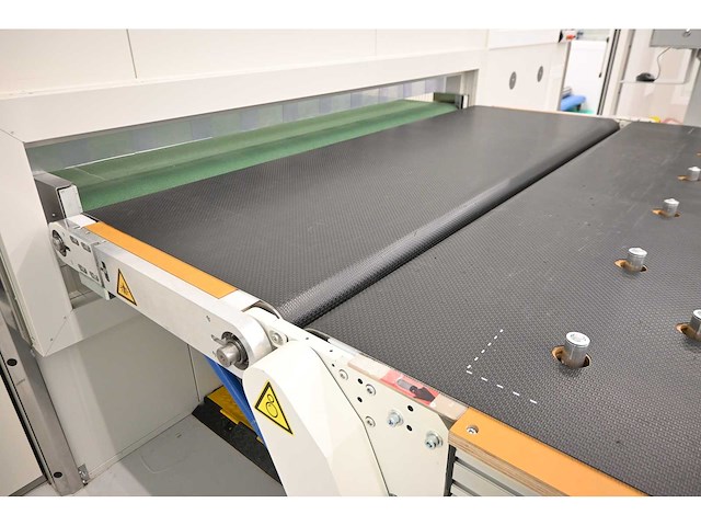 2019 benteler layup glas assembly unit met conveyor en batch conveyor ball roller table for glas loading (c) - afbeelding 11 van  23
