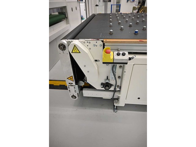 2019 benteler layup glas assembly unit met conveyor en batch conveyor ball roller table for glas loading (c) - afbeelding 13 van  23