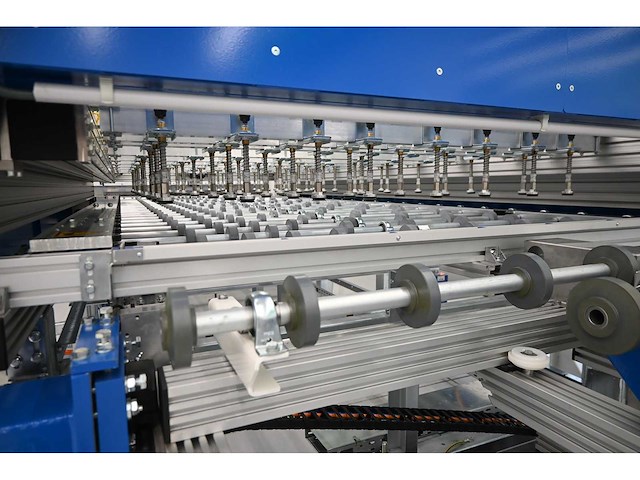 2019 benteler layup glas assembly unit met conveyor en batch conveyor ball roller table for glas loading (c) - afbeelding 17 van  23