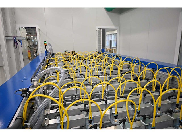 2019 benteler layup glas assembly unit met conveyor en batch conveyor ball roller table for glas loading (c) - afbeelding 18 van  23