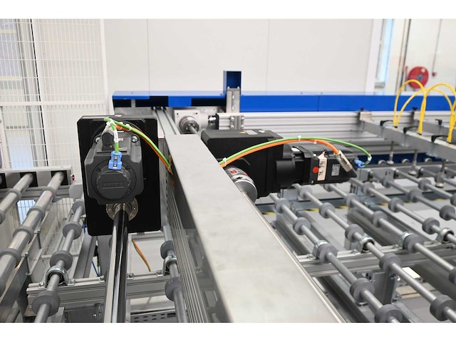 2019 benteler layup glas assembly unit met conveyor en batch conveyor ball roller table for glas loading (c) - afbeelding 19 van  23