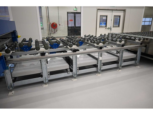 2019 benteler layup glas assembly unit met conveyor en batch conveyor ball roller table for glas loading (c) - afbeelding 21 van  23
