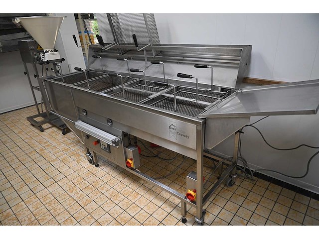 2019 everbake capway creare automatic 4-delige rvs oliebollen friteuse met pneumatisch opduwsysteem - afbeelding 2 van  9