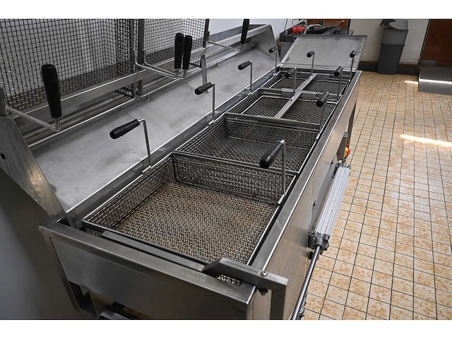 2019 everbake capway creare automatic 4-delige rvs oliebollen friteuse met pneumatisch opduwsysteem - afbeelding 6 van  9