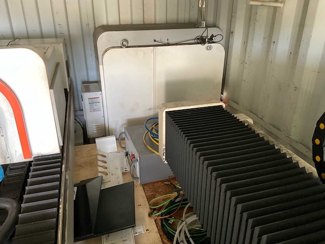 2019 gweike 3015 fiber lasersnijmachine met buislaser in 20ft zeecontainer - afbeelding 4 van  37