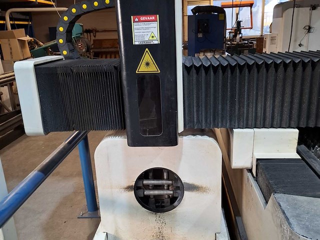 2019 gweike 3015 fiber lasersnijmachine met buislaser in 20ft zeecontainer - afbeelding 28 van  37