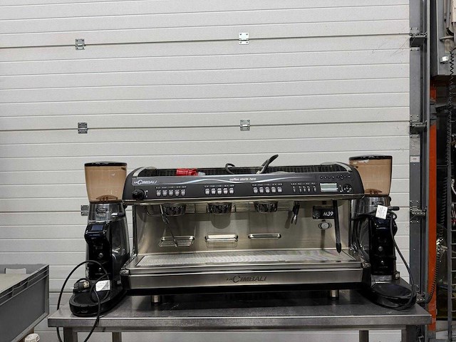 2019 lacimbali m39 3-groeps koffiemachine - afbeelding 1 van  7