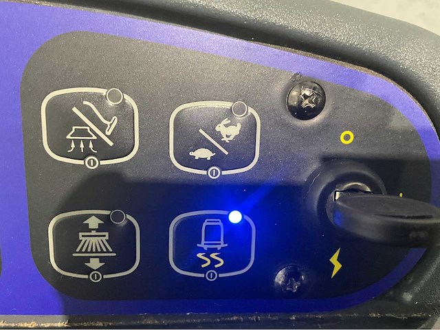 2019 nilfisk sc6500 1100d zelfrijdende opzit schrob-zuigmachine - afbeelding 2 van  18