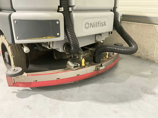 2019 nilfisk sc6500 1100d zelfrijdende opzit schrob-zuigmachine - afbeelding 4 van  18