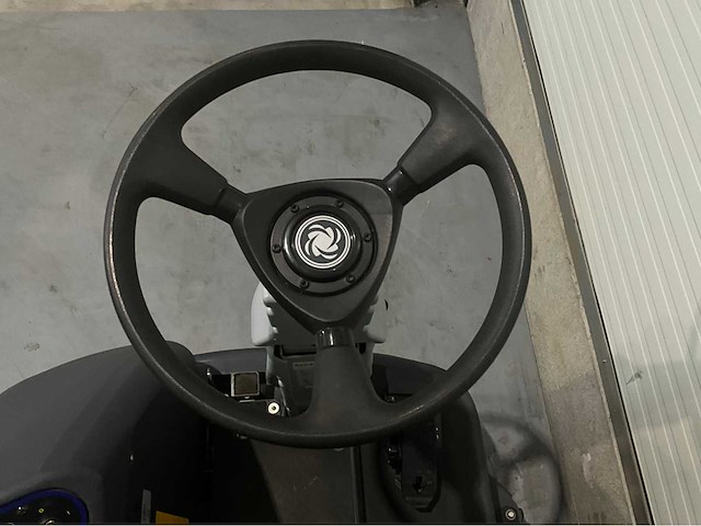 2019 nilfisk sc6500 1100d zelfrijdende opzit schrob-zuigmachine - afbeelding 1 van  5