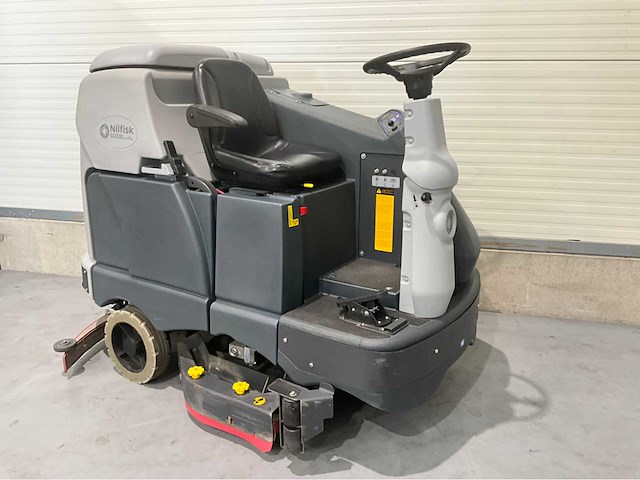 2019 nilfisk sc6500 1100d zelfrijdende opzit schrob-zuigmachine - afbeelding 1 van  18