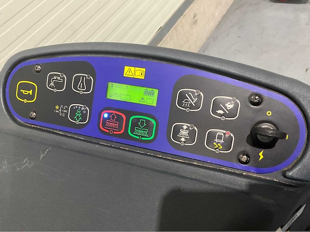 2019 nilfisk sc6500 1100d zelfrijdende opzit schrob-zuigmachine - afbeelding 16 van  18