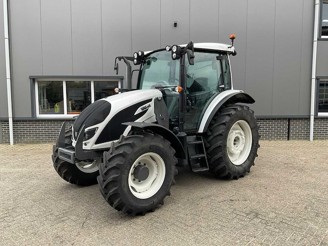 2019 valtra a104 hitech4 vierwielaangedreven landbouwtractor - afbeelding 1 van  17