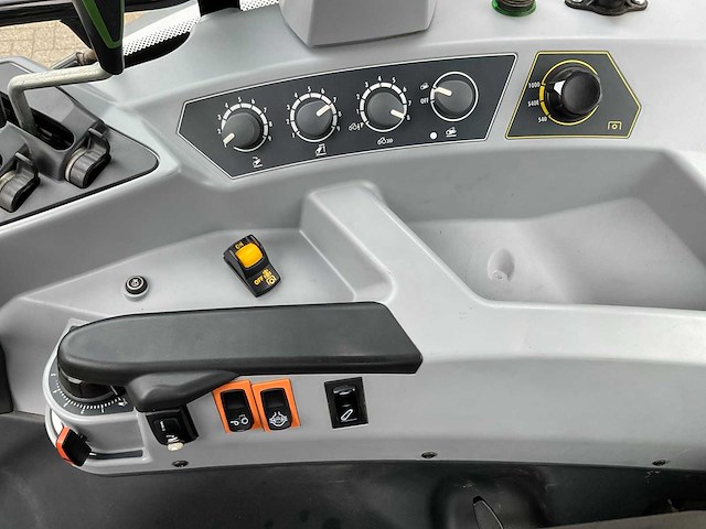2019 valtra a104 hitech4 vierwielaangedreven landbouwtractor - afbeelding 8 van  17