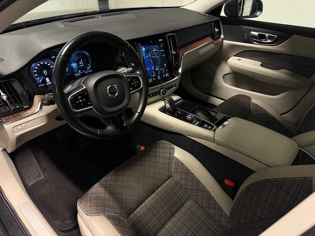 2020 - volvo - v60 - 2.0 t6 te awd mompro h-811-bt iaw - afbeelding 2 van  24