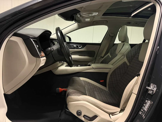 2020 - volvo - v60 - 2.0 t6 te awd mompro h-811-bt iaw - afbeelding 3 van  24
