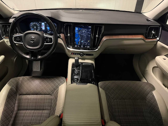 2020 - volvo - v60 - 2.0 t6 te awd mompro h-811-bt iaw - afbeelding 5 van  24