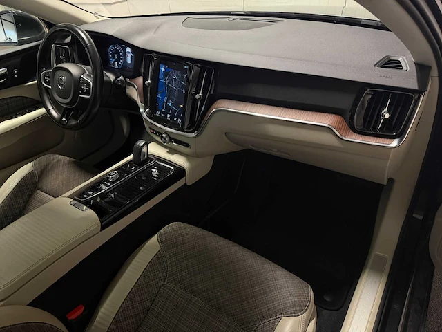 2020 - volvo - v60 - 2.0 t6 te awd mompro h-811-bt iaw - afbeelding 8 van  24