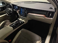 2020 - volvo - v60 - 2.0 t6 te awd mompro h-811-bt iaw - afbeelding 8 van  24